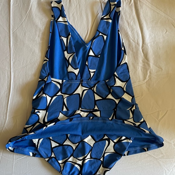 One piece - Picture 2 of 2